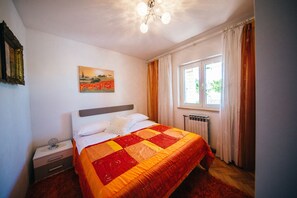 2 bedrooms, iron/ironing board, WiFi, bed sheets - Split Podstrana: House with garden (Split-Podstrana)