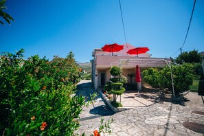 Property grounds - Split Podstrana: House with garden (Split-Podstrana)