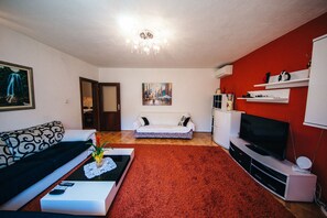 TV, fireplace, DVD player - Split Podstrana: House with garden (Split-Podstrana)