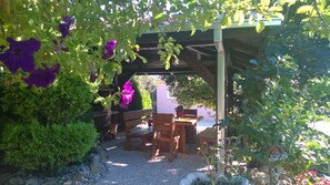 Property grounds - Split Podstrana: House with garden (Split-Podstrana)