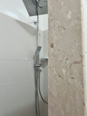 Ducha, secador de pelo, bidet, toallas