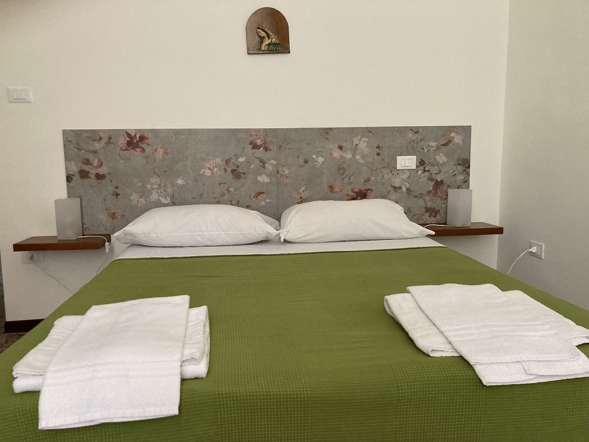 6 bedrooms, iron/ironing board, travel crib, free WiFi