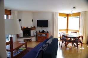 Télévision, cheminée, lecteur de DVD, table de tennis de table