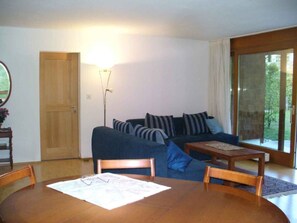 TV, fireplace, DVD player, ping pong - Spacious and comfortable alpine apartment in beautiful location (Graubünden)