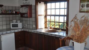 Réfrigérateur, micro-ondes, cafetière/bouilloire, bouilloire électrique