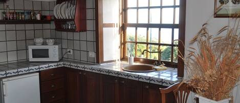 Réfrigérateur, micro-ondes, cafetière/bouilloire, bouilloire électrique