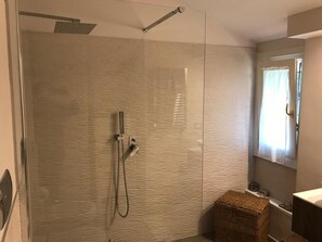 Combined shower/tub, hair dryer, bidet, towels - Charming Villa with pool near Rome (Sacrofano)