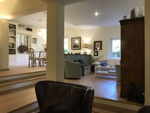 TV connectée, cheminée, baby-foot, livres