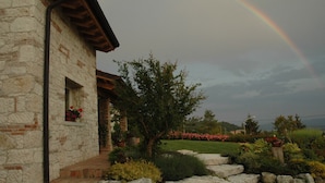 A stone building with a garden and a rainbow in the sky. - Villa with pool 10 minutes from Vicenza, garden, privacy, panoramic view (Isola Vicentina)