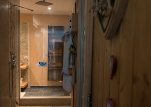 Combined shower/bathtub, hair dryer, bidet, towels - Villa with pool 10 minutes from Vicenza, garden, privacy, panoramic view (Isola Vicentina)
