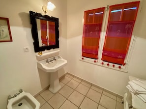 Shower, towels, soap, shampoo - Comfortable, nicely decorated wooden house in Cap Ferret, 300m to the ocean (Lège-Cap-Ferret)