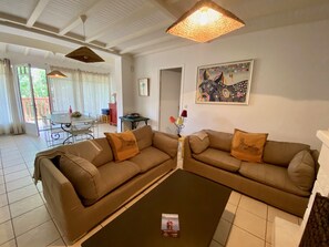 Fernseher, Kamin, Stereoanlage