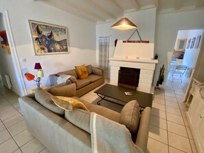 Fernseher, Kamin, Stereoanlage