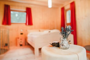 1 habitación, tabla de planchar con plancha y cuna de viaje