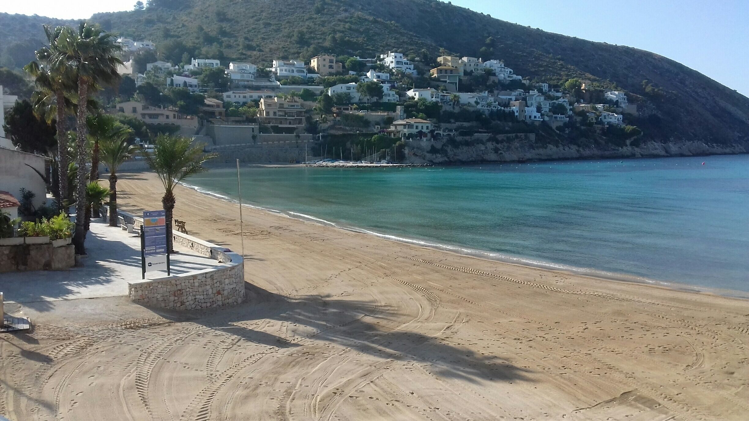 Playa en los alrededores y camastros 