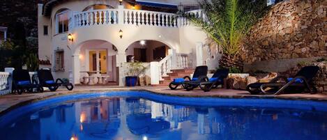 Piscina a l'aire lliure i piscina climatitzada