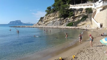 Una spiaggia nelle vicinanze, lettini da mare