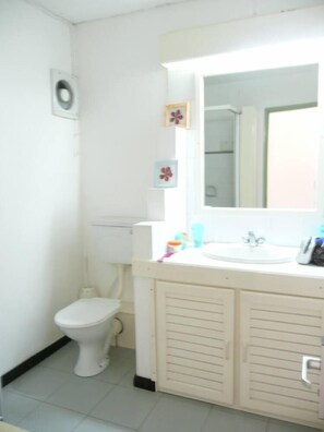 Shower - Pereybere Bain Boeuf: Bungalow - PEREYBERE (Pereybere Bain Boeuf)