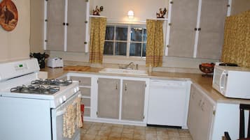 Full-size fridge, microwave, oven, stovetop