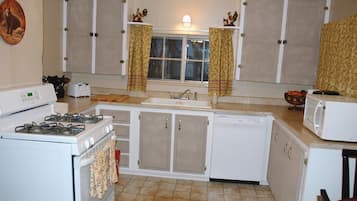 Full-sized fridge, microwave, oven, stovetop