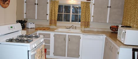 Full-size fridge, microwave, oven, stovetop