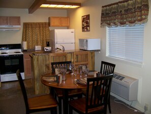 Departamento Deluxe, 1 cama King size y sofá cama, cocina | Cocina privada | Refrigerador con congelador, microondas, horno y parrilla de estufa