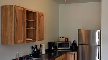 Full-size fridge, microwave, oven, stovetop