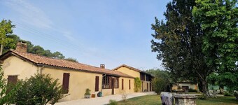 TOUT CONFORT, JARDIN 1.5ha clôturé, PISCINE et TENNIS PRIVÉS, Parking, CALME