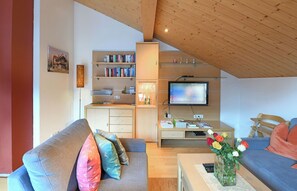 Flachbildfernseher, DVD-Player, Tischfußball, Bücher