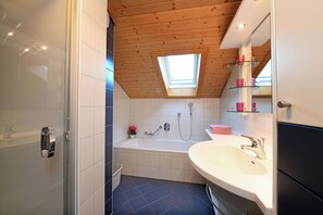 Badewanne, Haartrockner, Handtücher, Seife