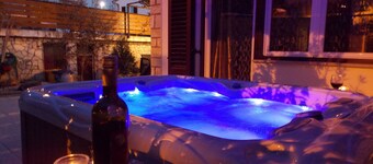 Njivice center, whirlpool, WiFi, SAT TV, air conditioning, pets allowed