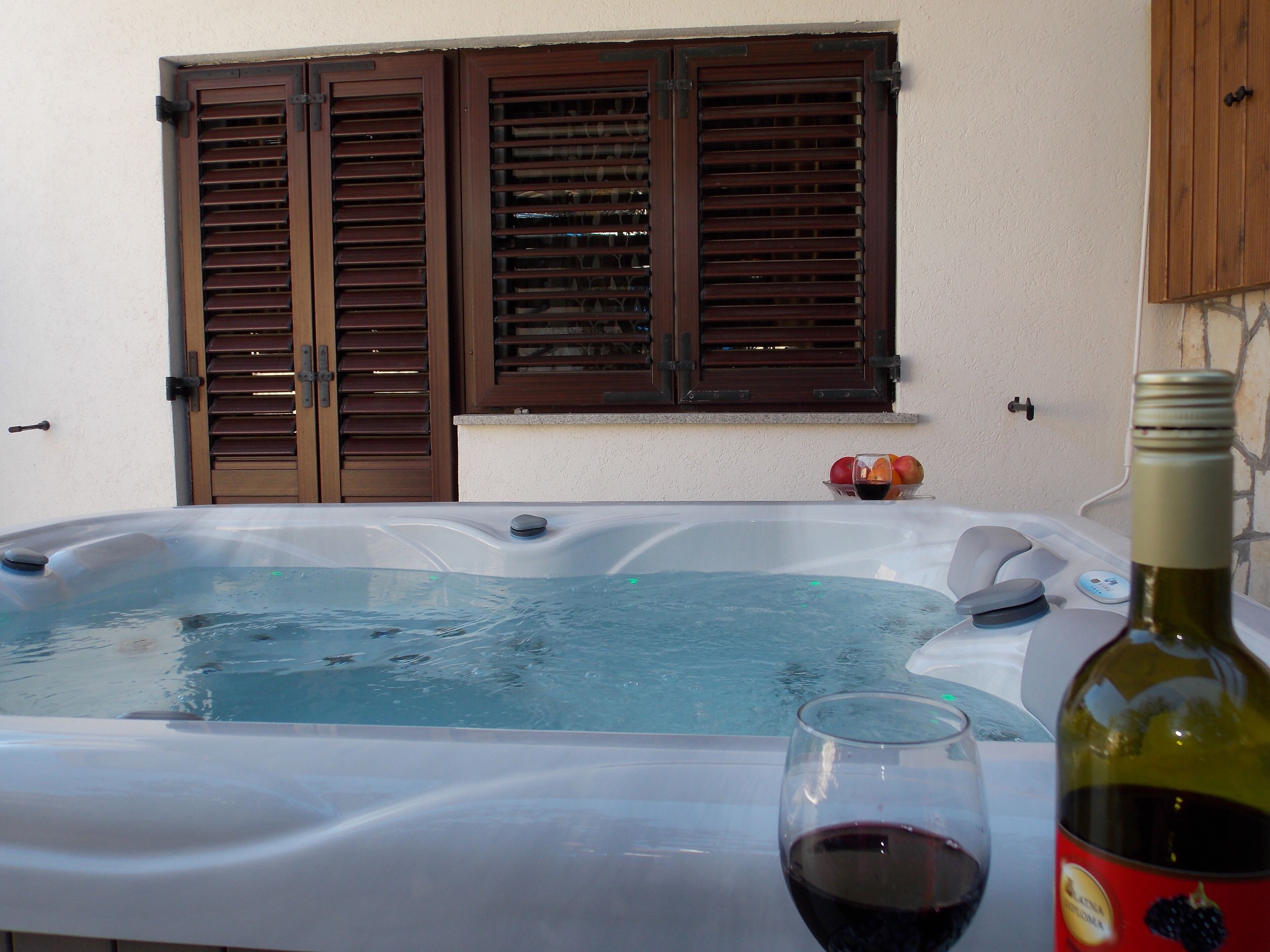 Bañera de hidromasaje al aire libre