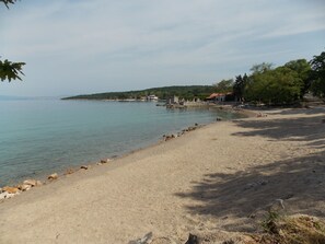 Beach nearby - Njivice center, whirlpool, WiFi, SAT TV, air conditioning, pets allowed (Njivice)