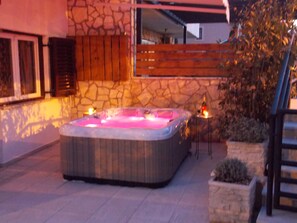 Terrace/patio - Njivice center, whirlpool, WiFi, SAT TV, air conditioning, pets allowed (Njivice)