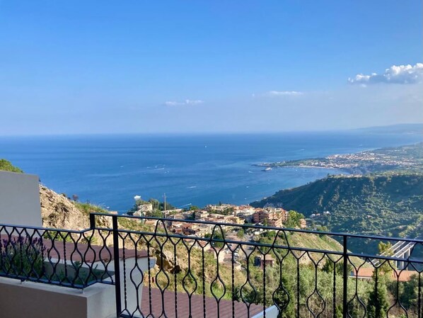Property grounds - Exclusive villa above Taormina with pool and views of Etna and the sea (Castelmola)