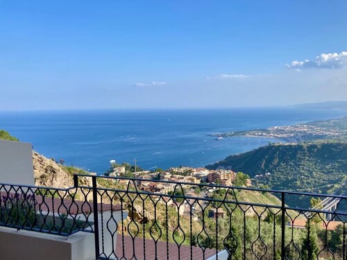 Exclusive villa above Taormina with pool and views of Etna and the sea