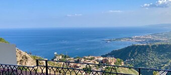 Villa met zwembad in het groen over Taormina met verre uitzicht op de Etna en de zee