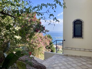 Property grounds - Exclusive villa above Taormina with pool and views of Etna and the sea (Castelmola)