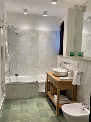 Bathtub, hair dryer, bidet, towels