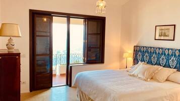 4 camere, una scrivania, ferro/asse da stiro, culla da viaggio