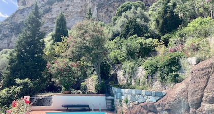 Villa con piscina en el verde sobre Taormina con vistas lejanas del Etna y el mar.