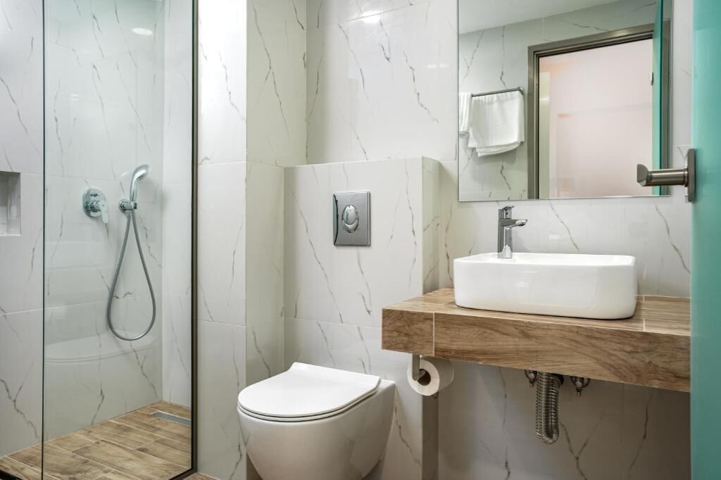 Shower, hair dryer, towels, shampoo