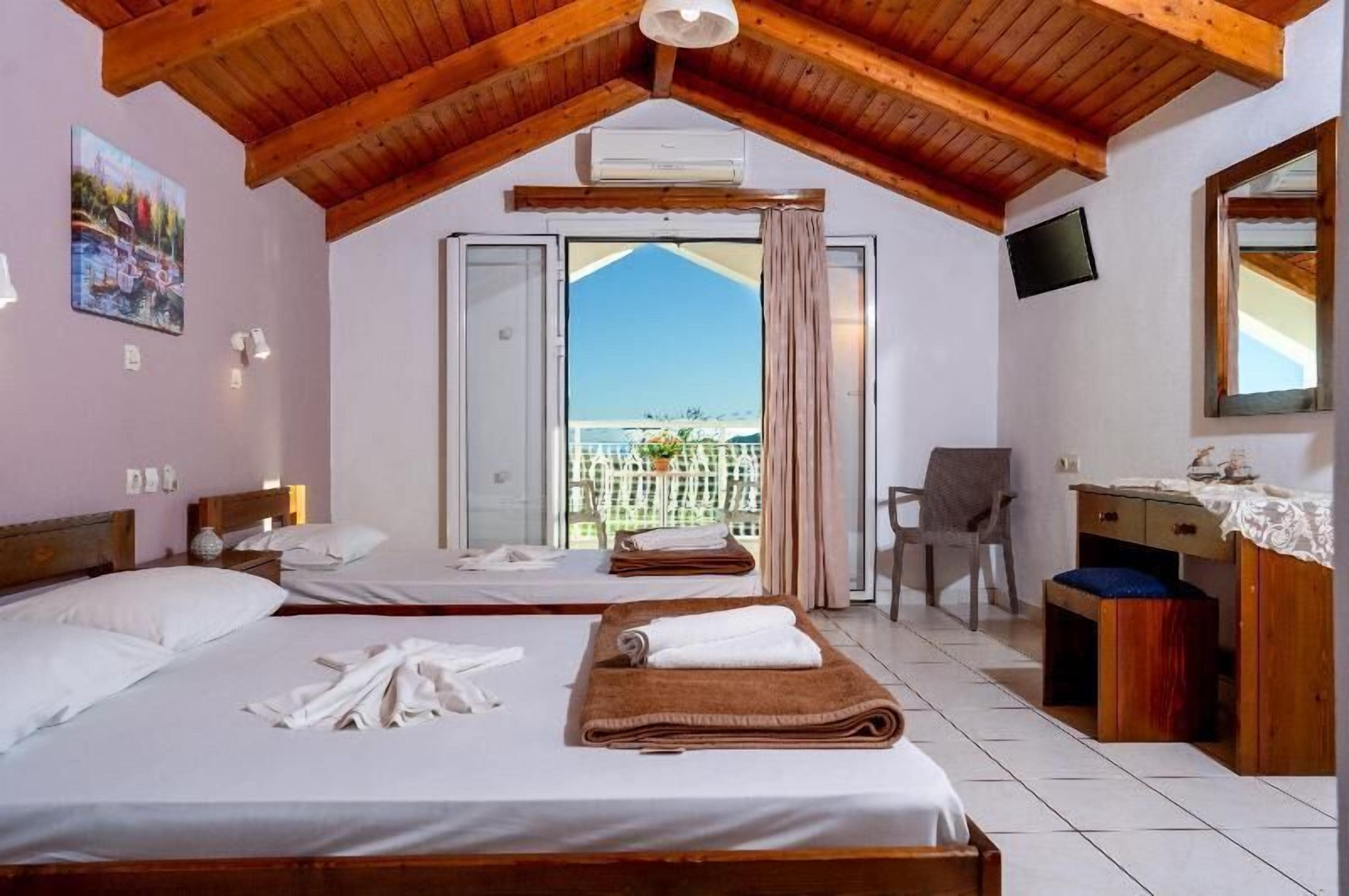 Cortinas blackout, ferros/tábuas de passar roupa, berços grátis