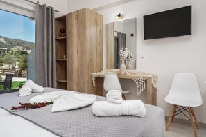Deluxe Studio, Double or Twin Beds | Blackout drapes, iron/ironing board, free cribs/infant beds, free WiFi