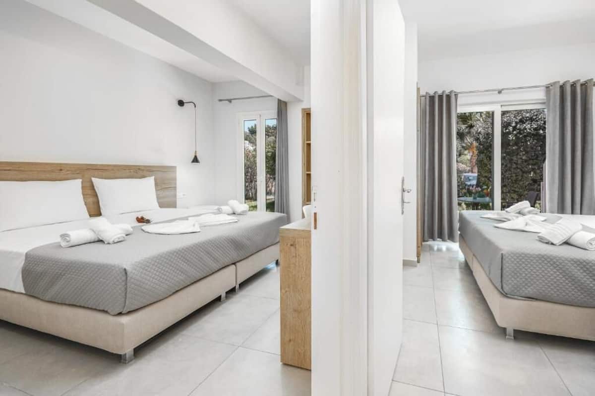 Deluxe Apartment, 2 Bedrooms | Mörkläggningsgardiner, strykjärn/strykbräda och gratis barnsängar
