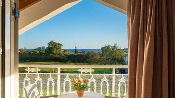 Cortinas blackout, ferros/tábuas de passar roupa, berços grátis