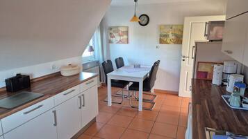 Een koelkast, een magnetron, een oven, een kookplaat