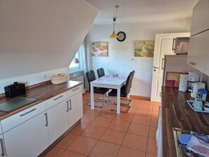 Frigorífic, microones, forn i placa de cuina