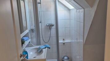 Dusche, Haartrockner, Handtücher, Toilettenpapier