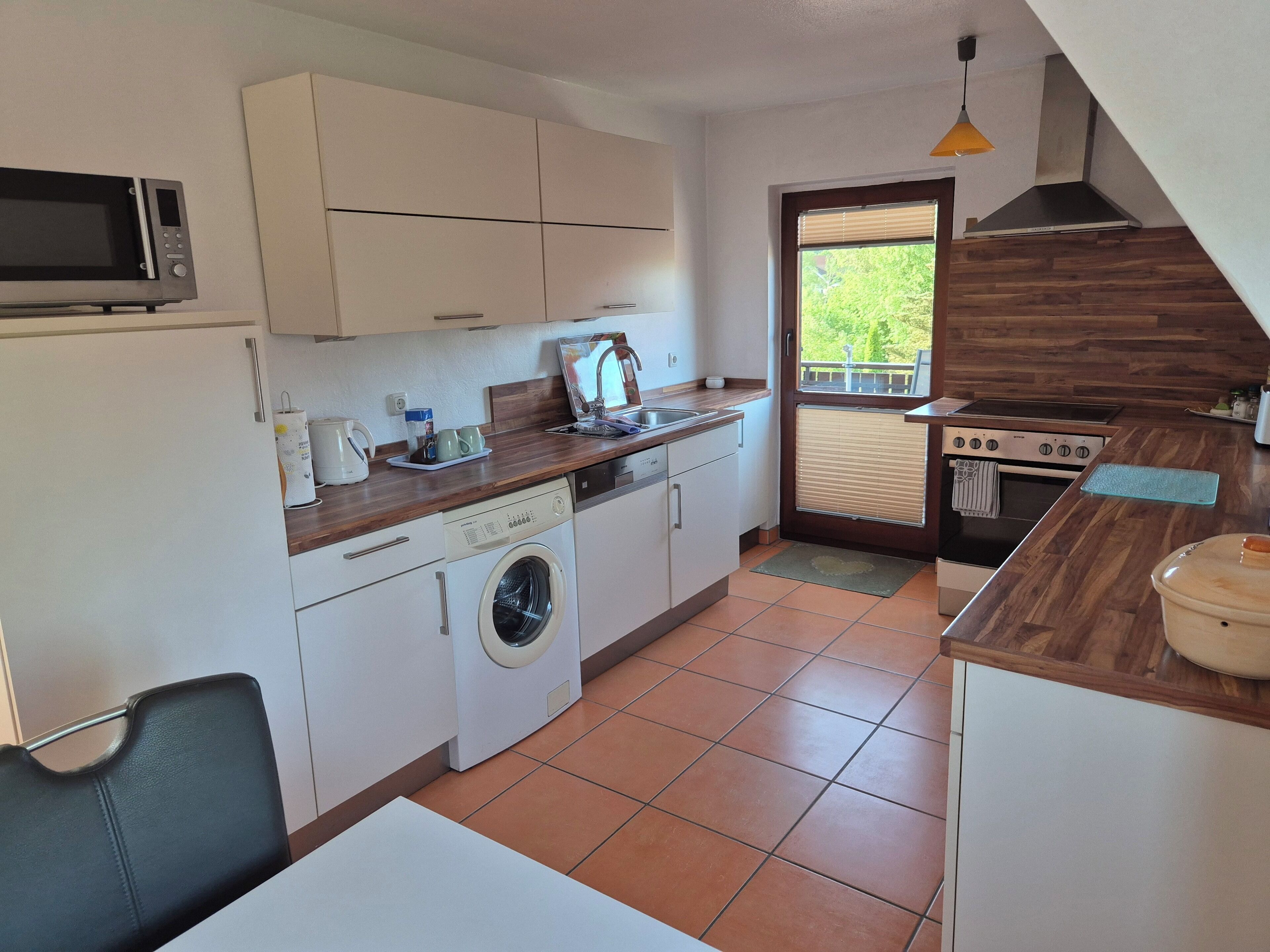 Frigorífico, microondas, horno y placa de cocina